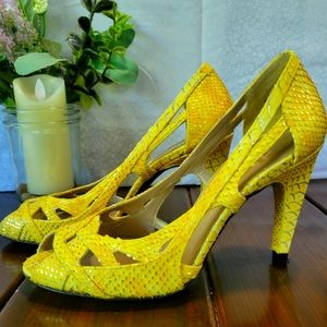Stuart Weitzman 7.5 yellow snake skin cutout pumps